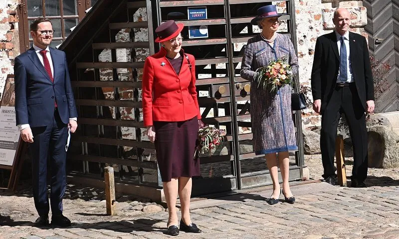 Queen Margrethe and Princess Benedikte visited the Queen's Embroideries exhibition. Red blazer and printed wool coat