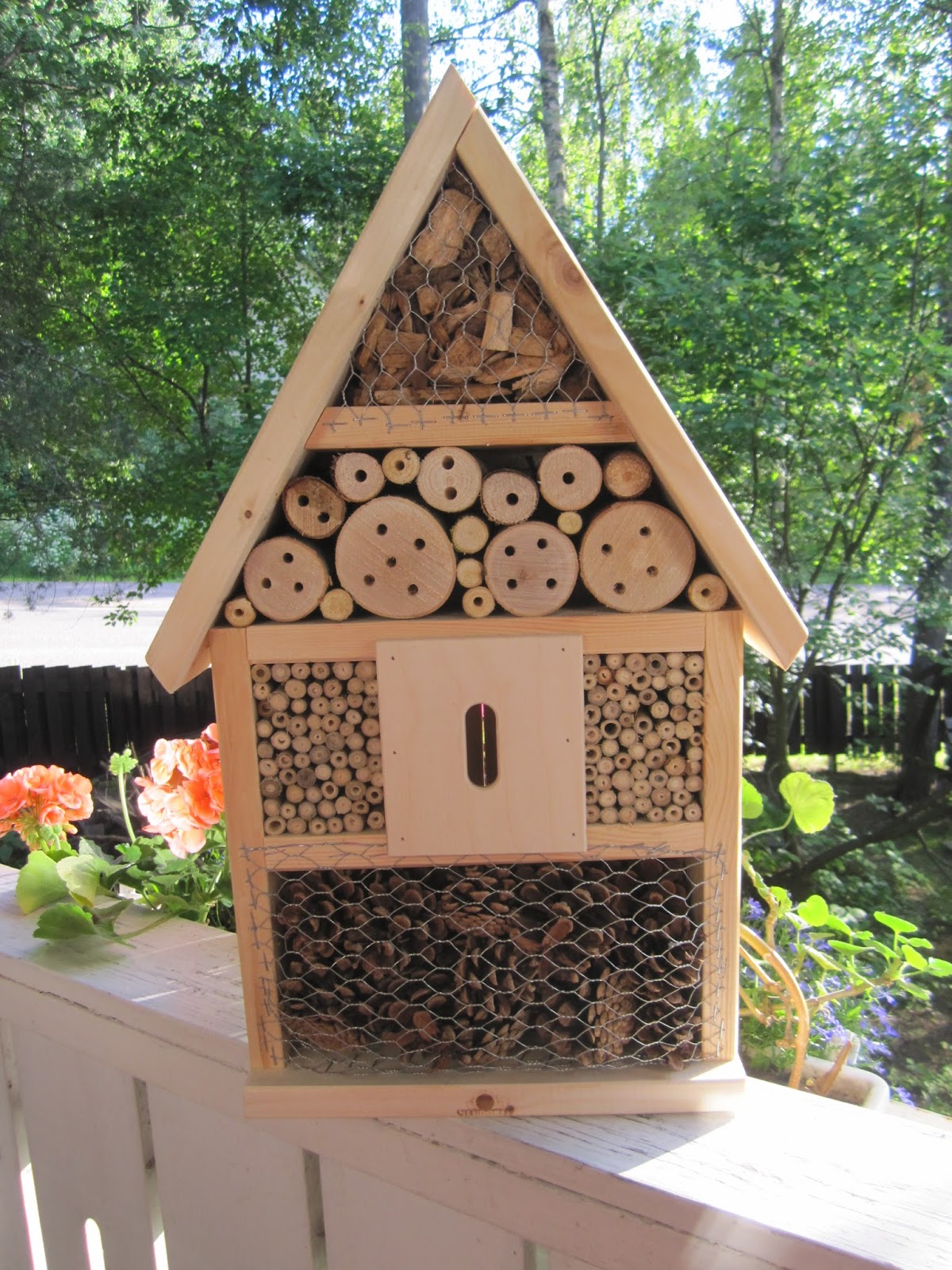 Insect Hotel Hyönteishotelli