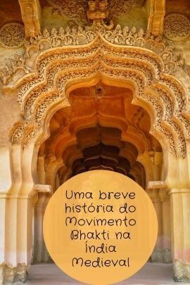 Imagem em tons amarelados e amarronzados, mostrando um portal de um templo da Índia medieval, abaixo há um diagrama em círculo contendo um título escrito: "Uma breve história do Movimento Bhakti na Índia Medieval".
