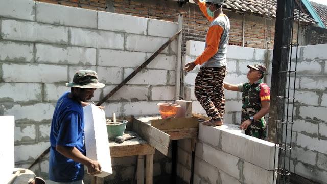 Babinsa Membantu Pembangunan Rumah Warga Babinsa Membantu Pembangunan Rumah Warga