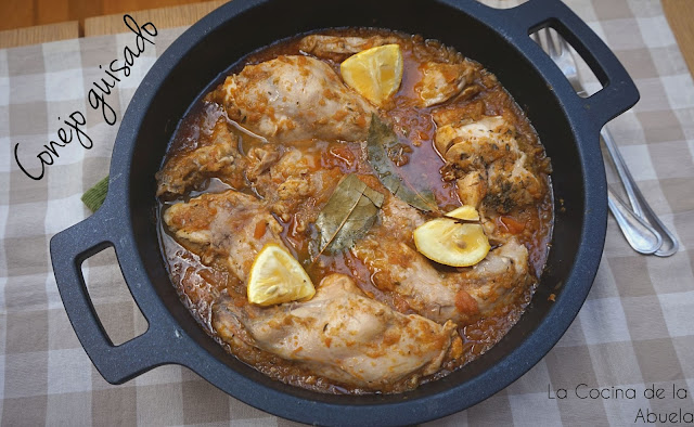 Conejo guisado, receta casera.