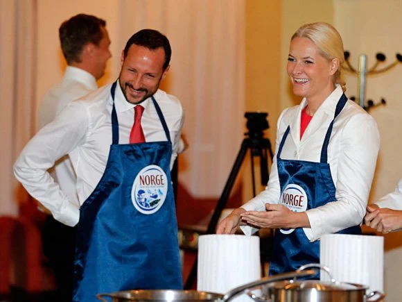 Crown Prince and Crown Princess take part in a master class on salmon filleting