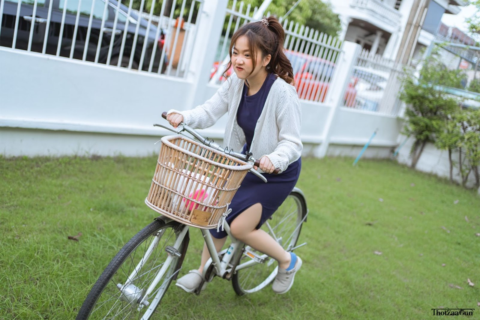 Cutest Thailand model - Kamonravee Korsampan (Aueyauey เอ๋ยเอ้ย) - How to drive a bike - TruePic.net