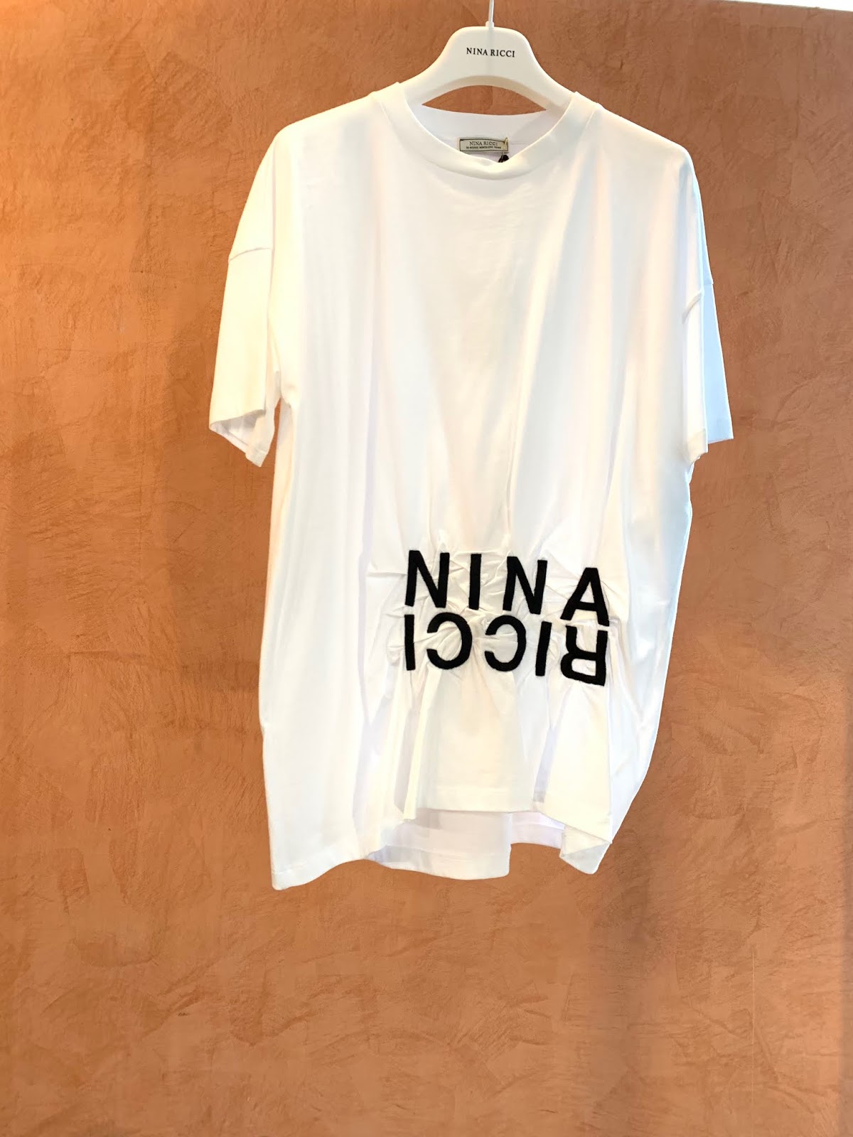 NINA RICCI バックロゴ刺繍Tシャツ