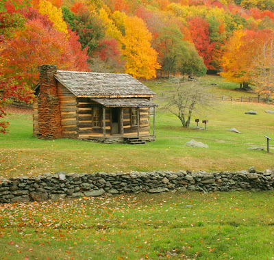 Cabaña en el bosque es otoño