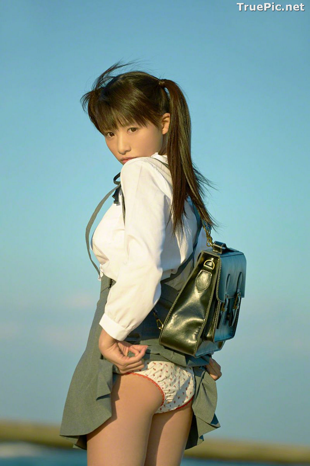 Image Wanibooks No.133 - Japanese Model and Singer - Hikari Shiina - TruePic.net - Picture-17