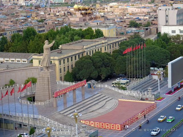 Κίνα, στο δρόμο του μεταξιού... Το άγαλμα του Μάο στο Κασγκάρ / China, on the Silk Road
