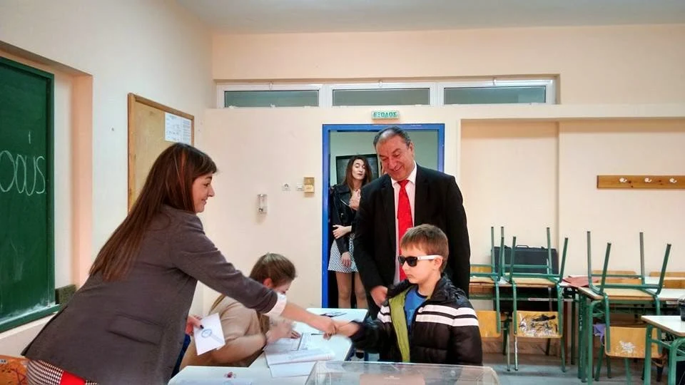 Χαλκίδα: Ψήφισε ο Θανάσης Τάρτης - Η κόρη του, Χρύσα έκλεψε τα βλέμματα! (ΦΩΤΟ)