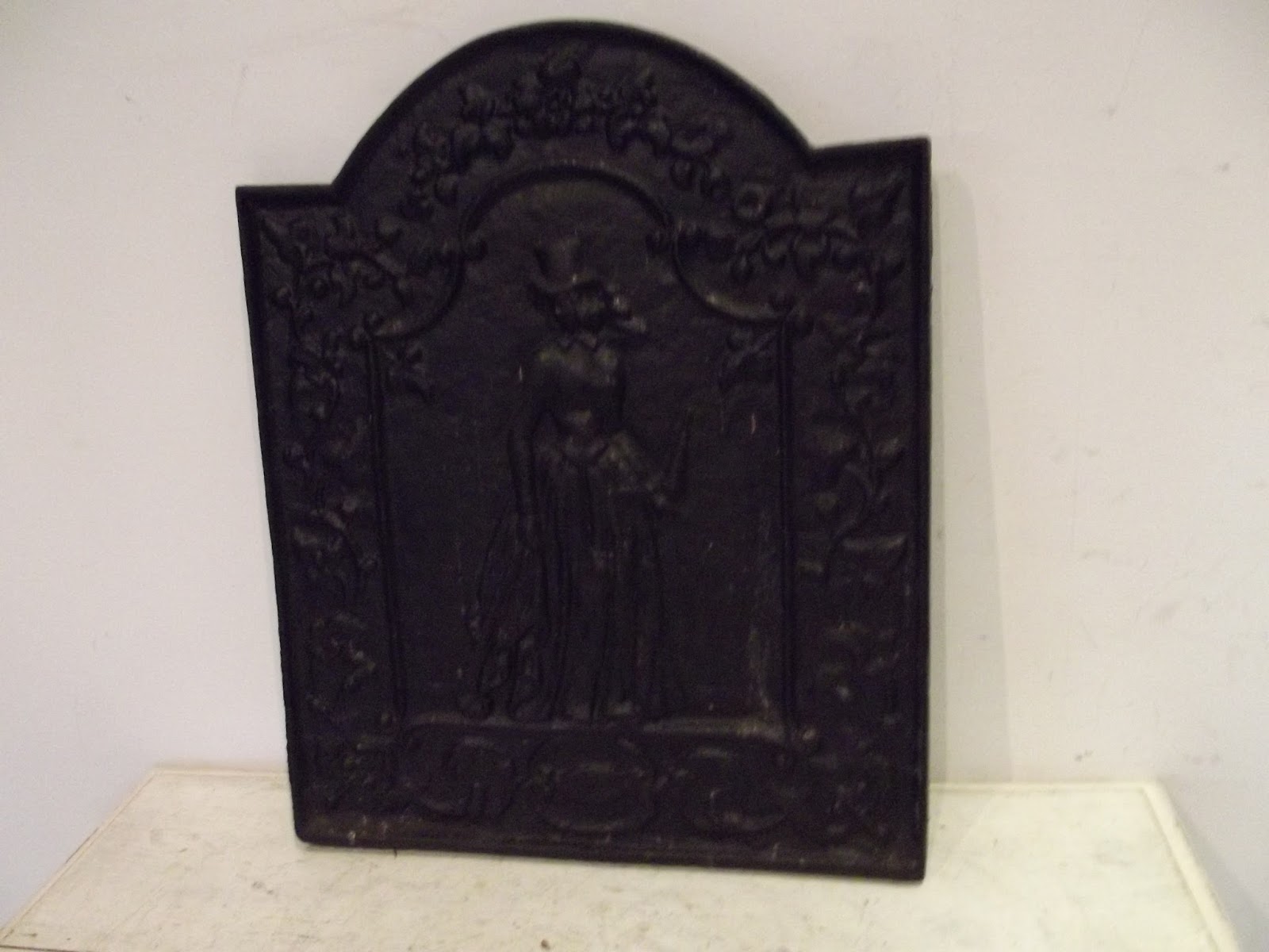ancienne plaque de cheminée fonte dame élégante a l'ombrelle 40 cm x 49