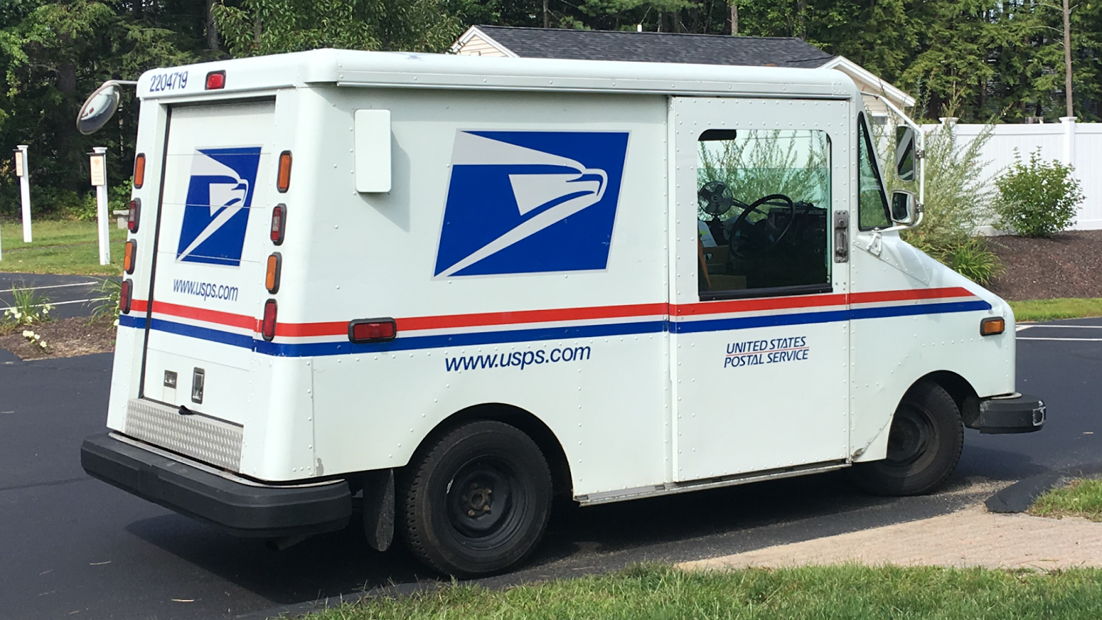 Diecast Hobbist: USPS Grumman LLV Mail Truck w/ Mailbox