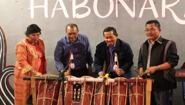  Bupati Samosir, Rapidin Simbolon Resmikan Panggung Habonaron Saturday Night Cultural Tuktuk Siadong