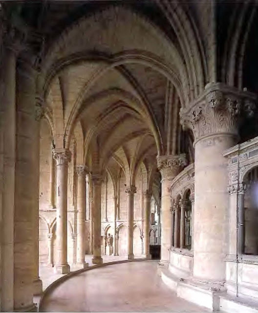 Церковь бенедиктинского аббатства Сен-Реми в Реймсе. Деамбулаторий и капел¬лы хора. Начало строительных работ (при Пьере де Селле, настоятеле аббатства) в 1161-1182 гг.