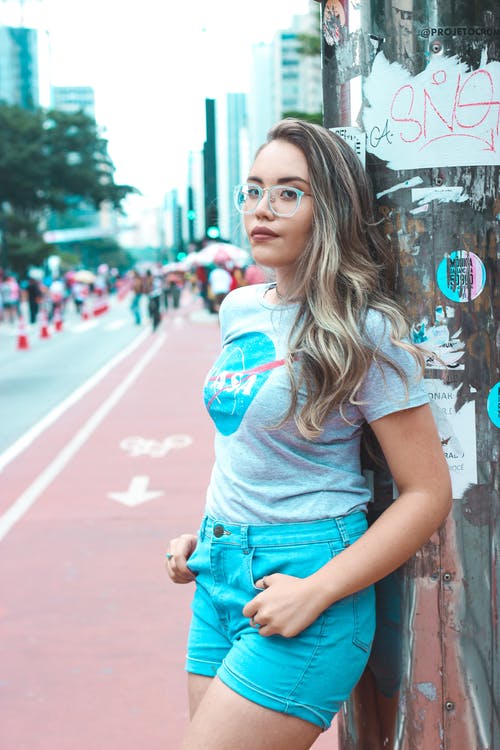hot shorts woman's short looks attractive to men