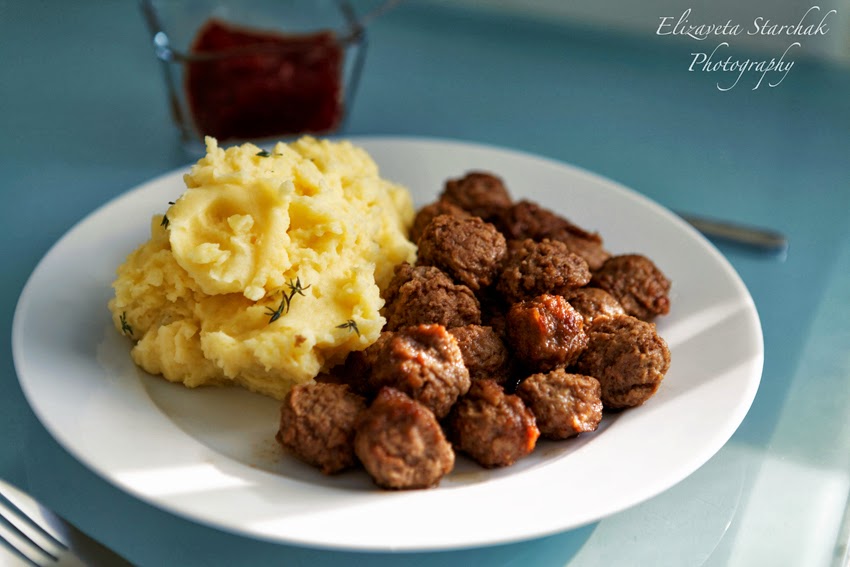 тыквенный крем суп с фрикадельками. фрикадельки с пюре. картофельный суп пюре с чесночными фрикадельками. фрикадельки толченка. пюре с фрикадельками на белой тарелке.