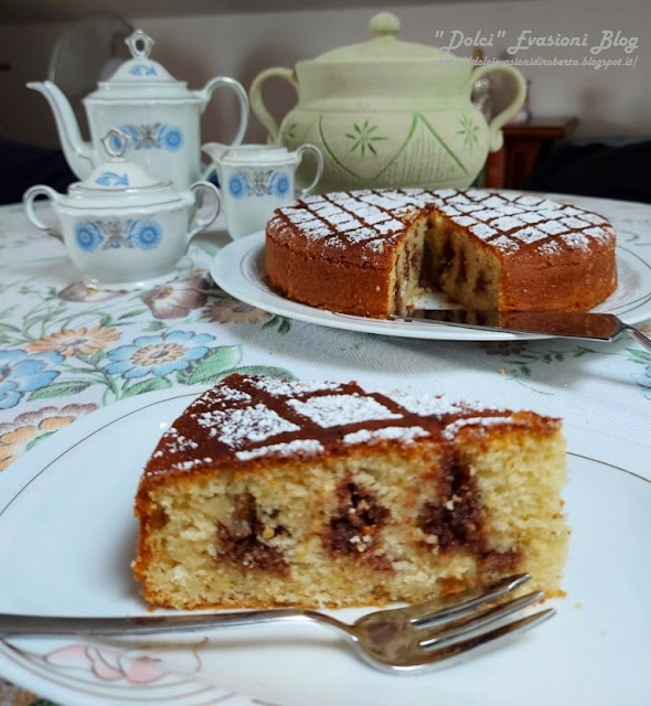 Ciambella allo yogurt e mandarino con gocce liquide di cioccolato