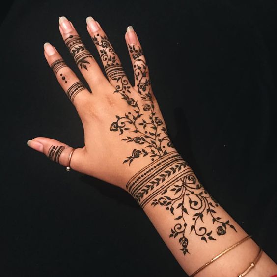 Pakistani and Indian bride showing Mehndi design and gold bracelet and  colorful bangle Stock Photo - Alamy