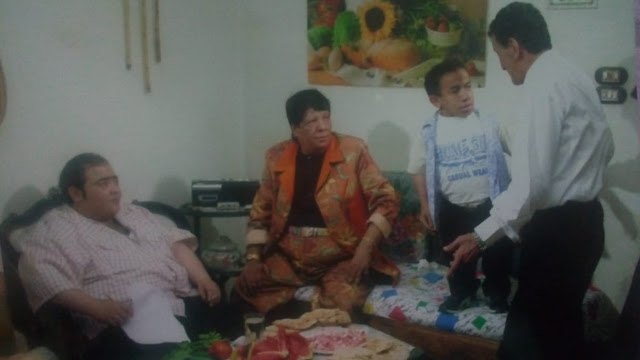 الفنان عم محمد أثناء مشهد تمثيلي الفنان عم محمد أثناء مشهد تمثيلي