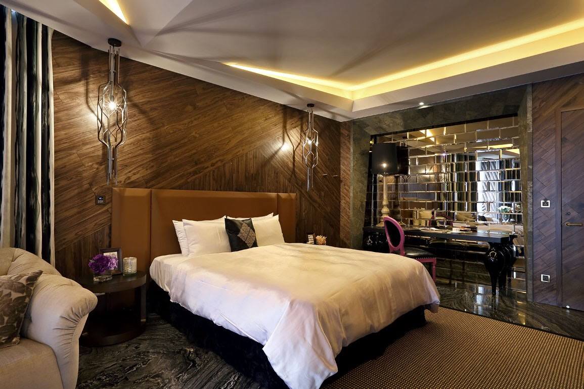 牆面裝潢使用木皮板-黑百合，運用胡桃木多種拼貼方式所呈現不同風格的房間，打造不一樣的浪漫氛圍。