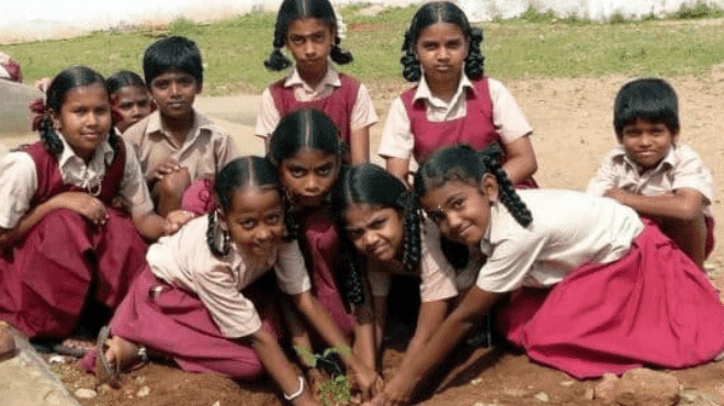 पर्यावरण दिनी मुली झाडे लावताना पर्यावरण दिनी मुली झाडे लावताना