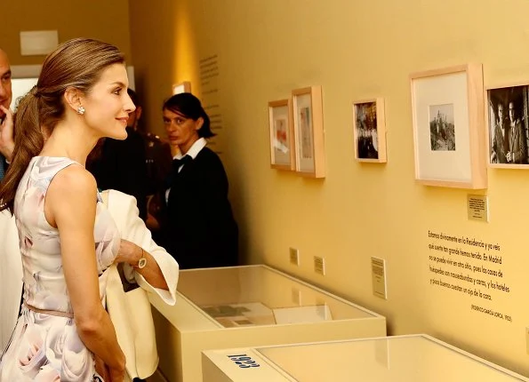 Queen Letizia wore Hugo Boss floral dress and Magrit Shoes, carried Felipe Prieto clutch bag at the Students Residence