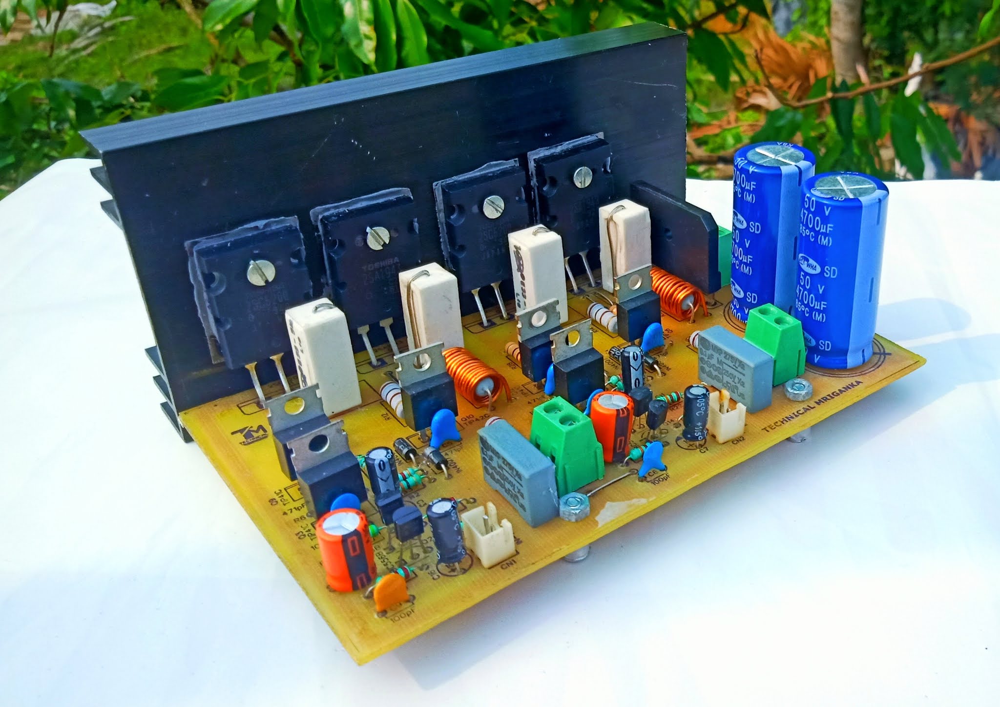 100+100 watts stereo amplifier using TOSHIBA 2SC5200 & 2SA1943 transistor.