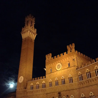Siena: la Torre del Mangia e la luna