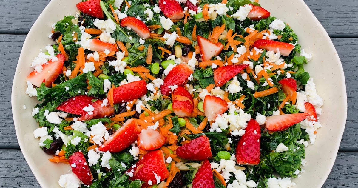 Fruchtiger Grünkohl Salat mit Erdbeeren und Feta (Rohkost)