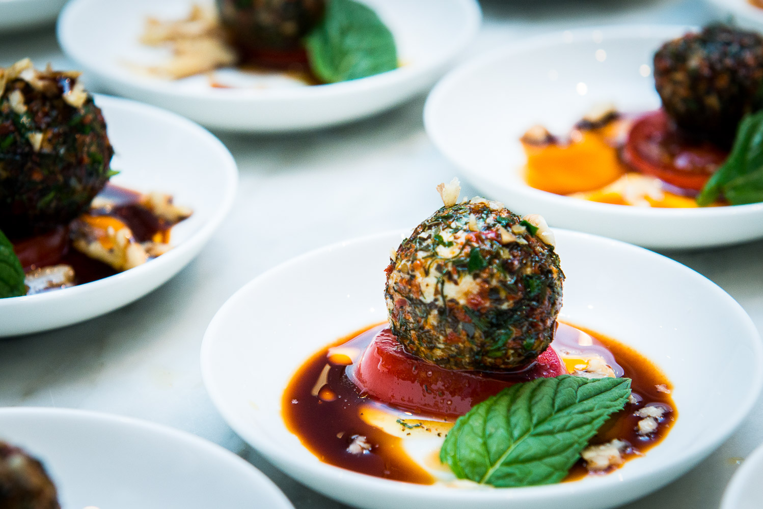 Peynir Topları ve Cevizli Salata Peynir Topları ve Cevizli Salata