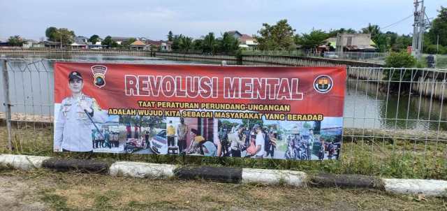 Jangan hanya Baliho Revolusi Akhlak, FPI Minta Aparat juga