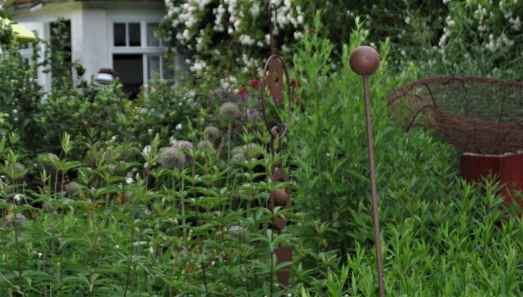 Eisenobjekte Gartendeko Edelrostdeko im ländlichen Garten