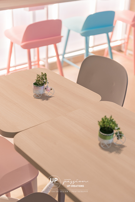 Central i city vanilla mille crepe kiosk overall view in pastel color chairs match with wood texture table