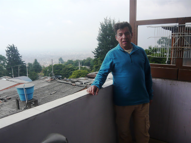 En la azotea de su casa, levantada ladrillo a ladrillo, hombro a hombro, con su compañera sentimental. 