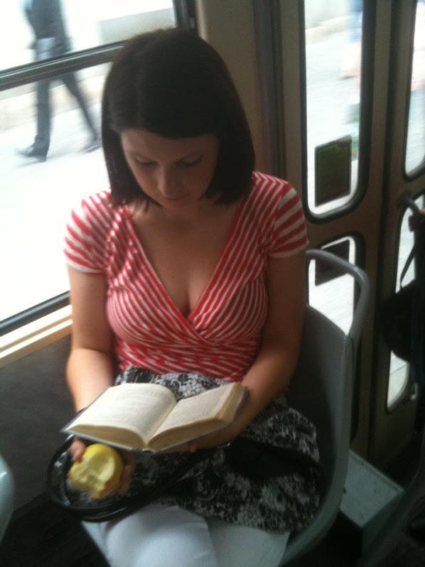 Cestující čtenářka s jablkem