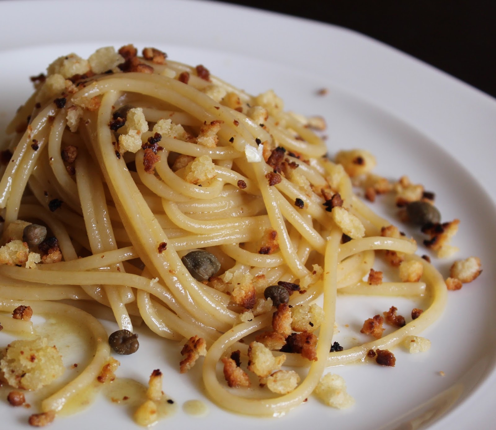 Spaghetti poveri con acciughe capperi e granella croccante Ricetta ed
