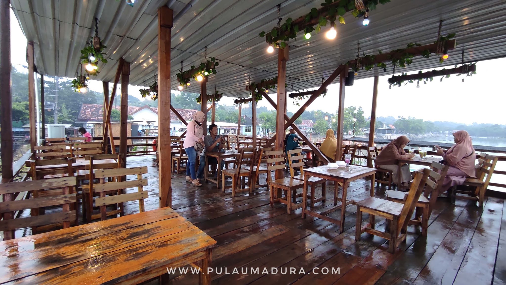 Lokasi dan Fasilitas Cafe Wisata Kapal dan Dermaga Rindu di Bangkalan ...