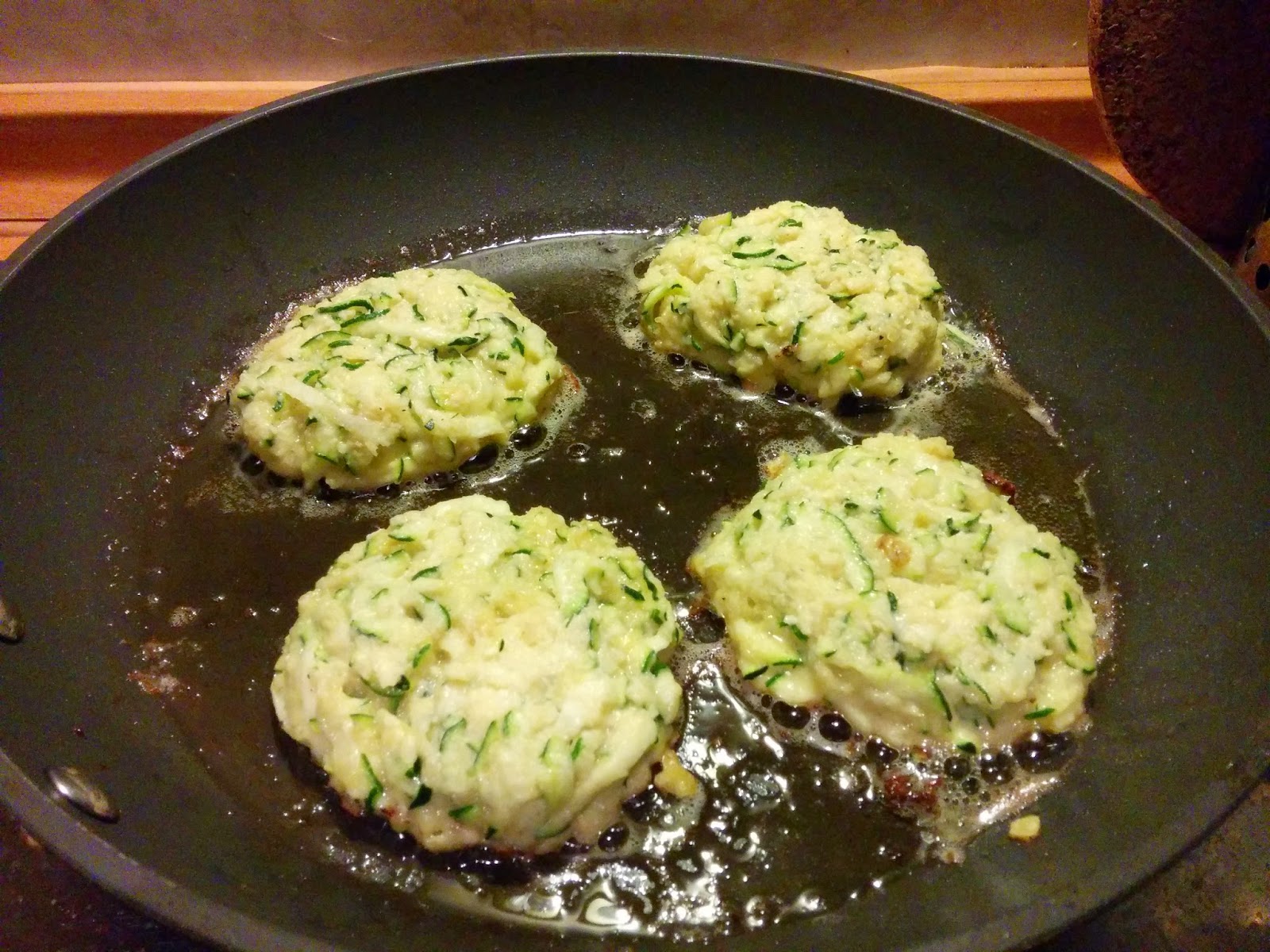 Küchenteufel vegetarisch: Zucchini-Küchlein mit Parmesan Küchenteufel vegetarisch: Zucchini-Küchlein mit Parmesan
