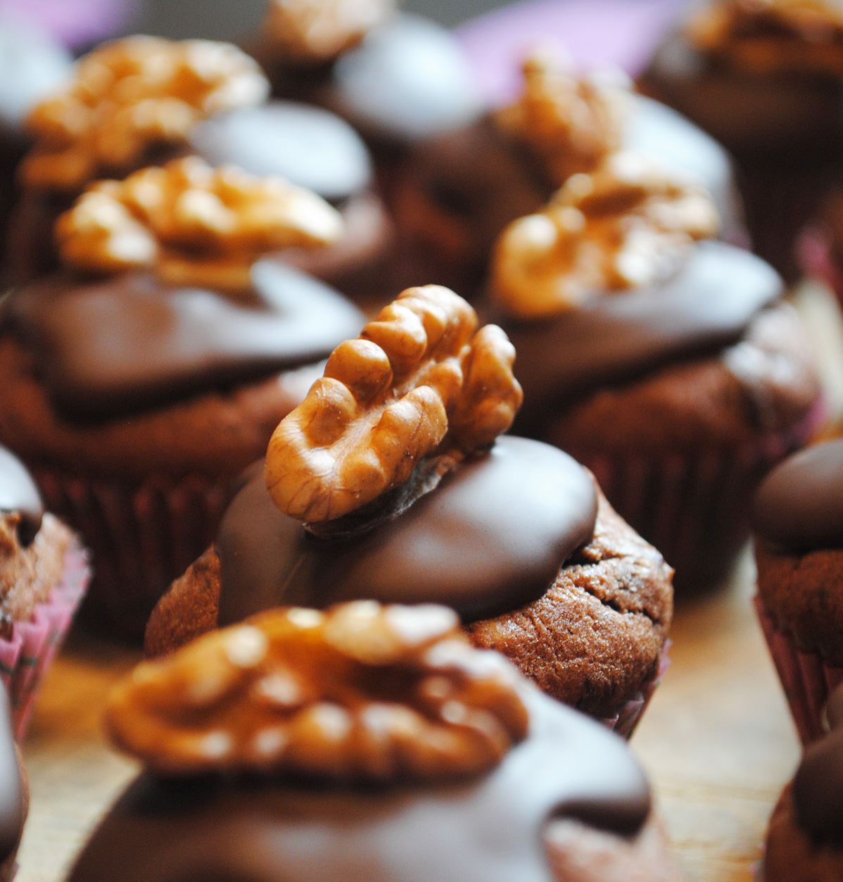 Küchenzaubereien: Mini Schoko-Muffins mit gehackten Walnüssen