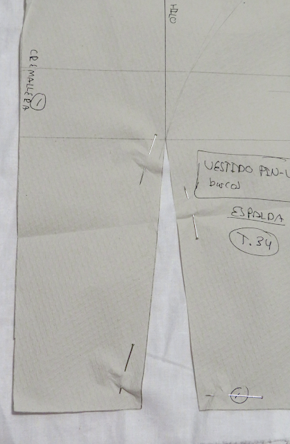 Patrón colocado sobre la tela con alfileres