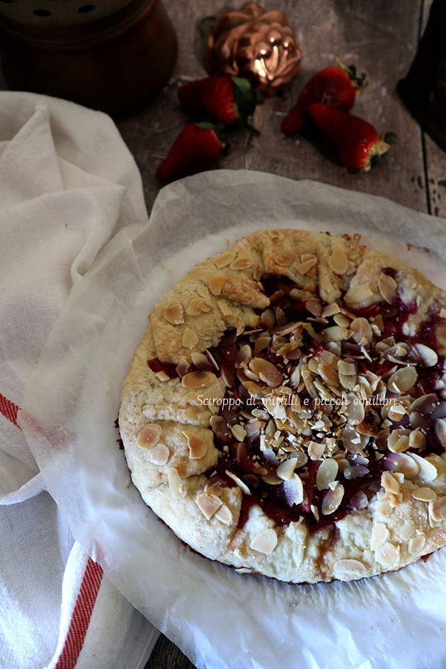 Crostata rustica di fragole, limoncello e scaglie di mandorle