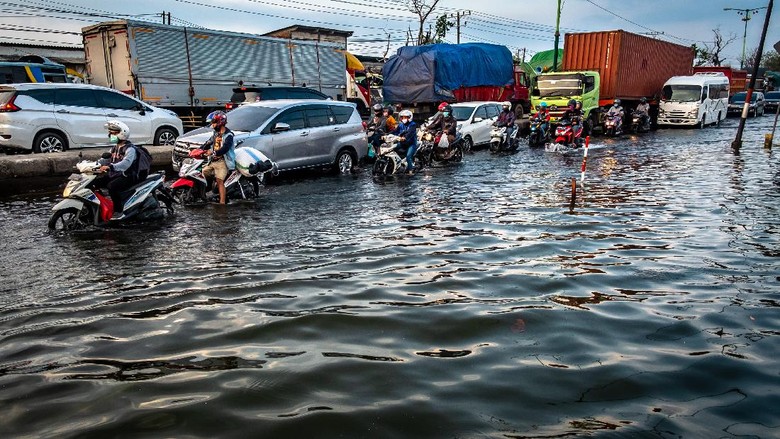 Air Laut Naik ke Darat, Wilayah Ancol Dilanda Banjir Rob | Naviri Magazine