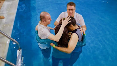 Puluhan Ribu Muslim Iran Beralih Ke Yesus Setelah Menonton TV Satelit Kristen: 'Yesus Sedang Membangun Gereja-Nya'