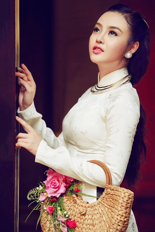 Julia Hồ nữ tính gợi cảm trong album áo dài trắng tinh khôi