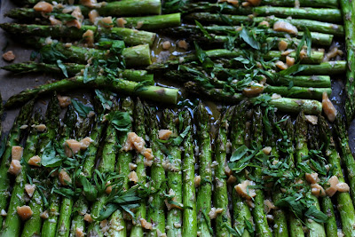 Grüner Spargel aus dem Backofen mit Parmesan und Basilikum, frisch vom Blech | Arthurs Tochter Kocht