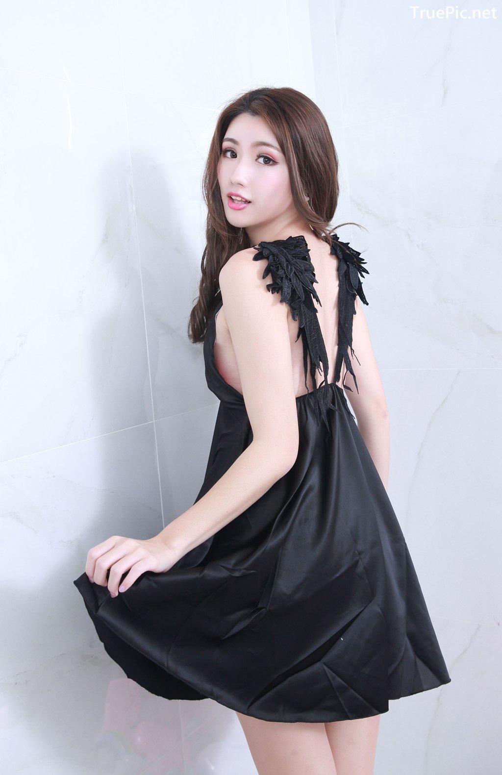 Image-Taiwanese-Model–張倫甄–Charming-Girl-With-Black-Sleep-Dress-TruePic.net- Picture-109