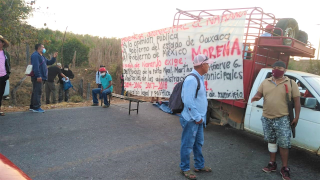 Por segundo día, pobladores cerraron la carretera federal 200 Por segundo día, pobladores cerraron la carretera federal 200
