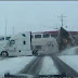 TREM PARTE CAMINHÃO AO MEIO EM ESTRADA NOS EUA