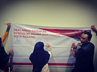 ANTIHOAKS: Penyuluh Agama Kemenag Kota Padang, Rapiun (42) bersama koleganya menandatangani secara simbolis Deklarasi Penyuluh Agama Anti Hoaks Kota Padang, Rabu (5/12).