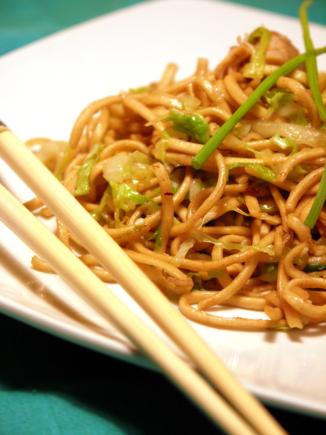 Noodles z kurczakiem i kapustą Every Cake You Bake