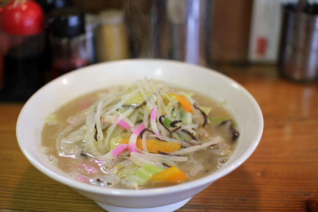 大丈夫です。集中するために舌を出したり口を噛んだりするのは正常なことです