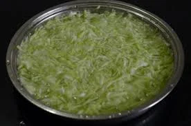 put-the-grated-lauki-into-water